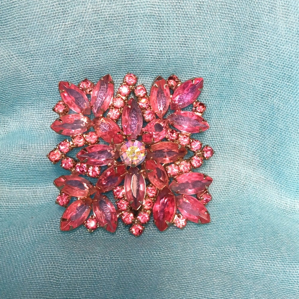 3-11-4 beautiful swarovski crystal pin.great condition